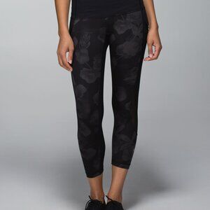 Lululemon Seek the Heat Crop Size 8 23" Inky Floral Soot Mesh